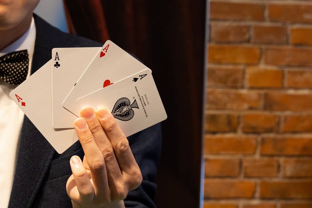 誕生日やデート、二次会にもぴったり！秋田市の新たな観光名所、マジックバー「手品の館 スマイル」です！